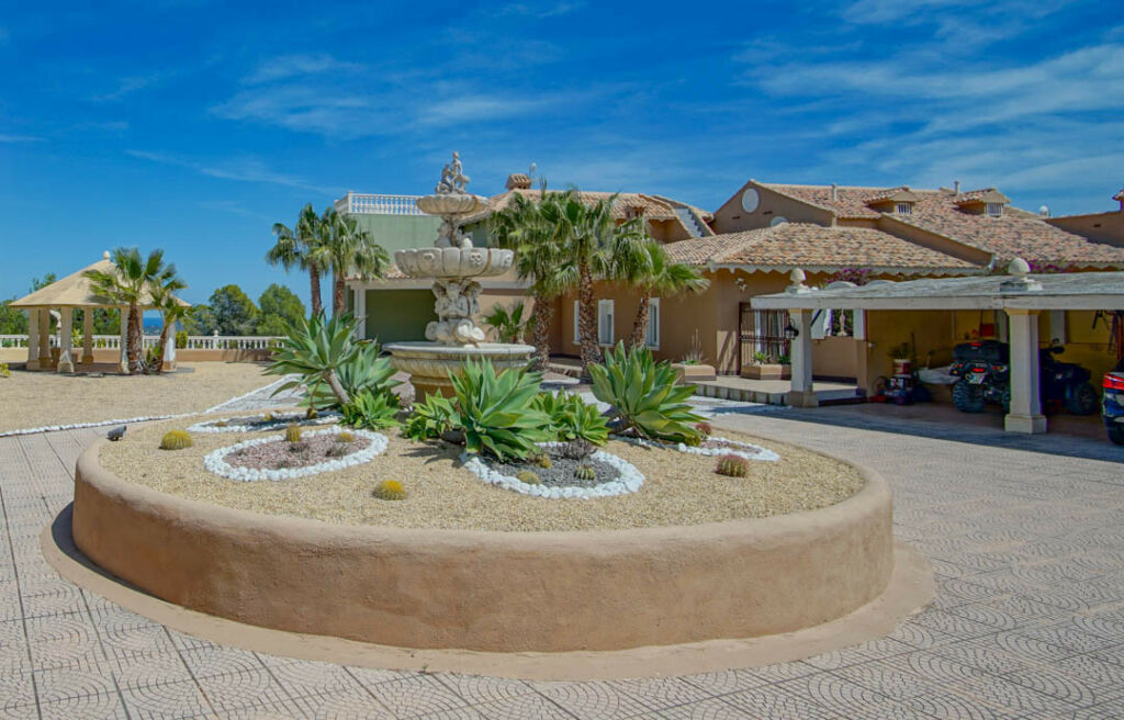 Detached Villa La Nucia Alicante - image 9