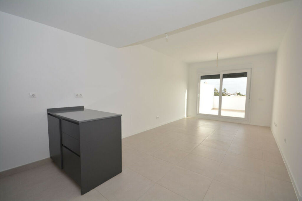 Middle Floor Apartment Estepona Málaga - image 9