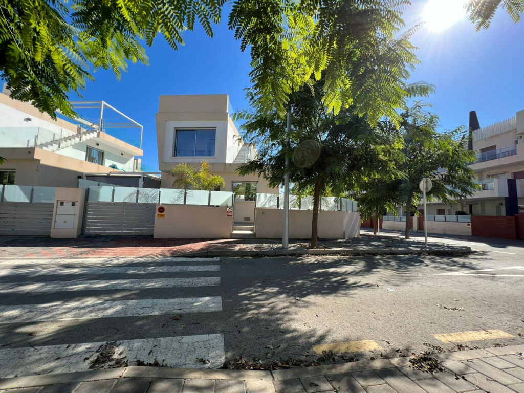 Detached Villa Mil Palmeras Alicante - image 2