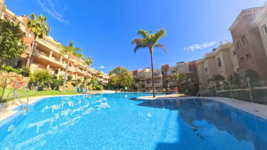 Middle Floor Apartment Estepona Málaga - image 2