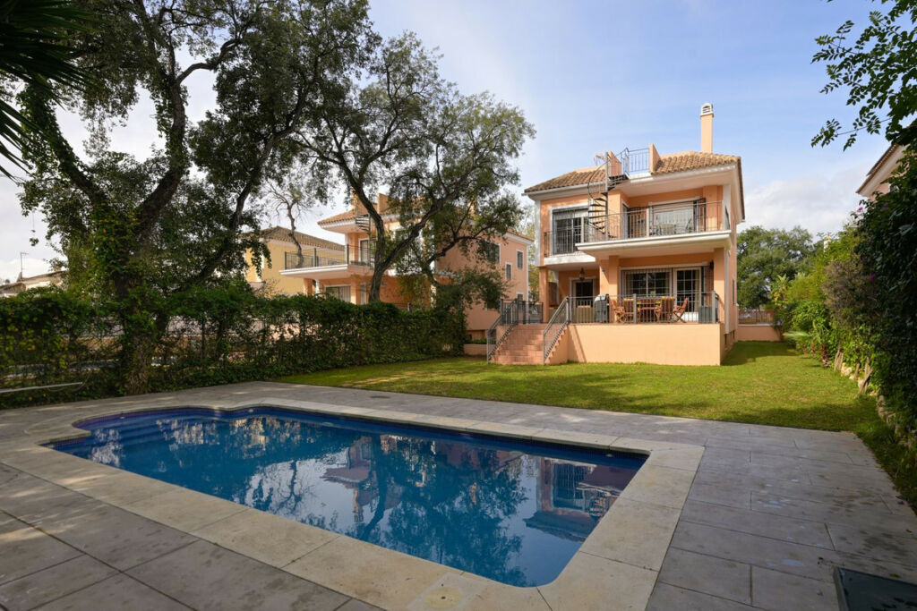 Detached Villa Elviria Málaga - image 8