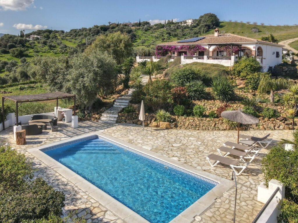 Detached Villa Alozaina Málaga - image 3
