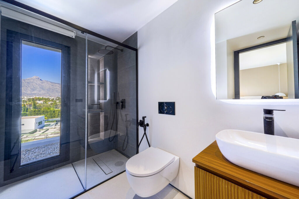 Detached Villa Nueva Andalucía Málaga - image 10