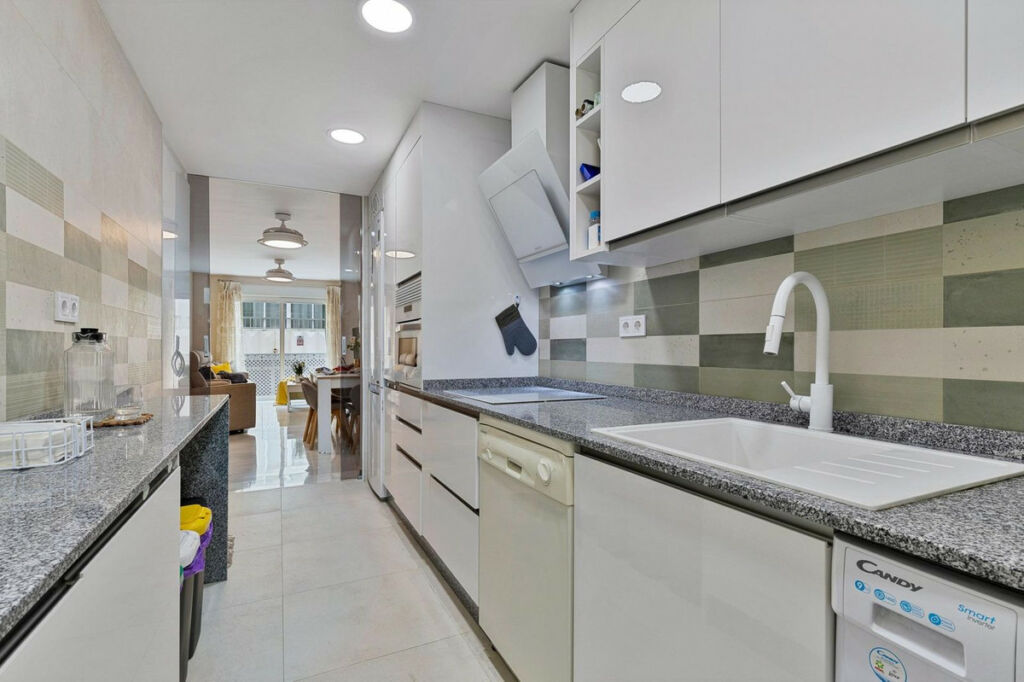 Middle Floor Apartment Fuengirola Málaga - image 10