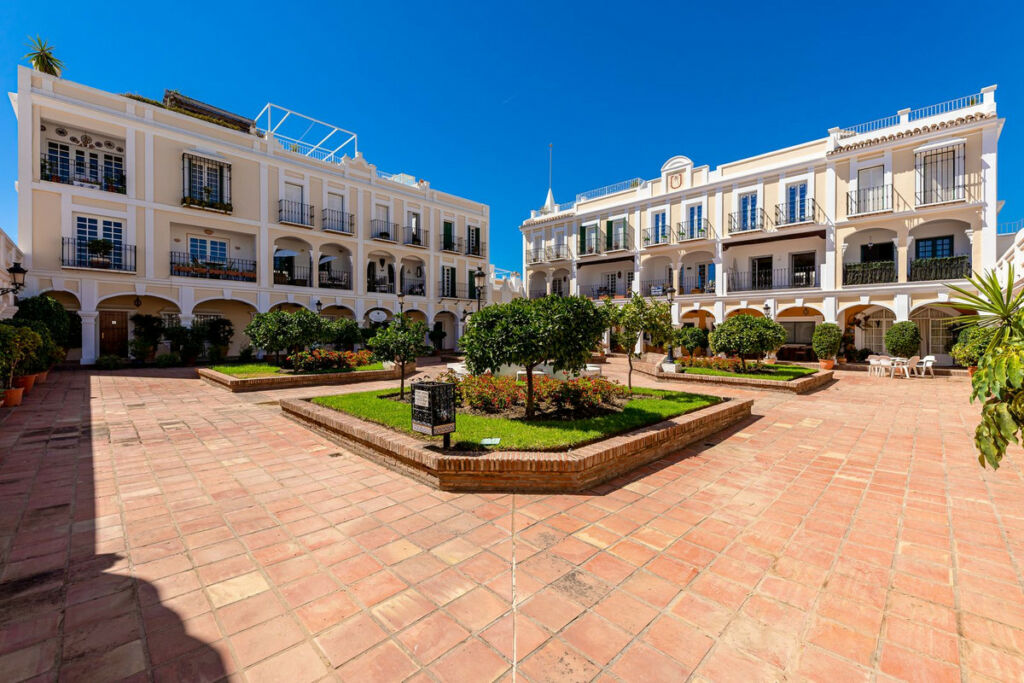 Townhouse Aloha Málaga - image 12