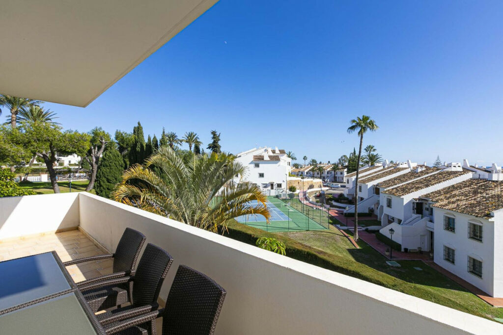Middle Floor Apartment Nueva Andalucía Málaga - image 10