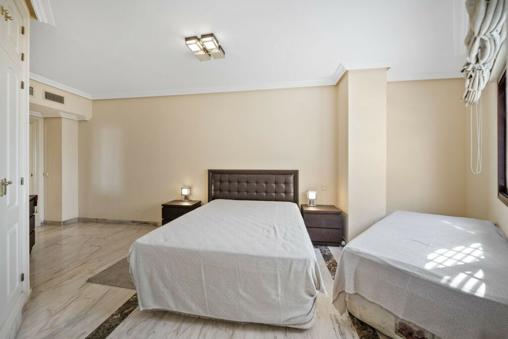 Middle Floor Apartment Benalmadena Málaga - image 9