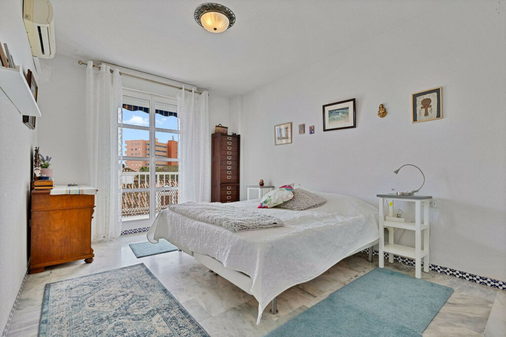 Middle Floor Apartment Fuengirola Málaga - image 11