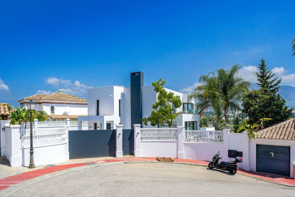 Detached Villa Nueva Andalucía Málaga - image 11