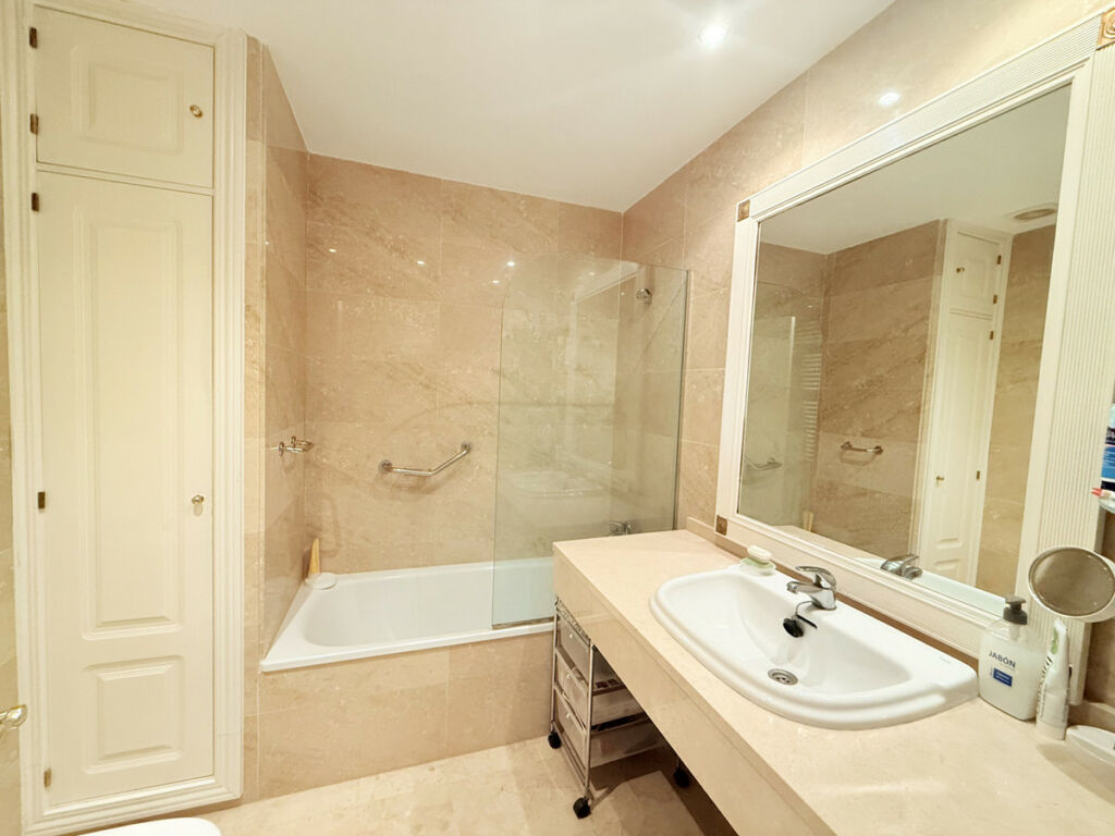 Penthouse The Golden Mile Málaga - image 11