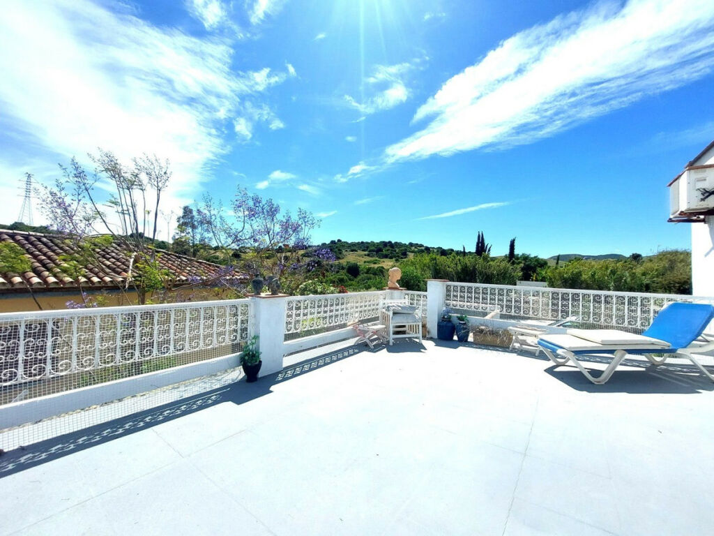 Detached Villa Estepona Málaga - image 11
