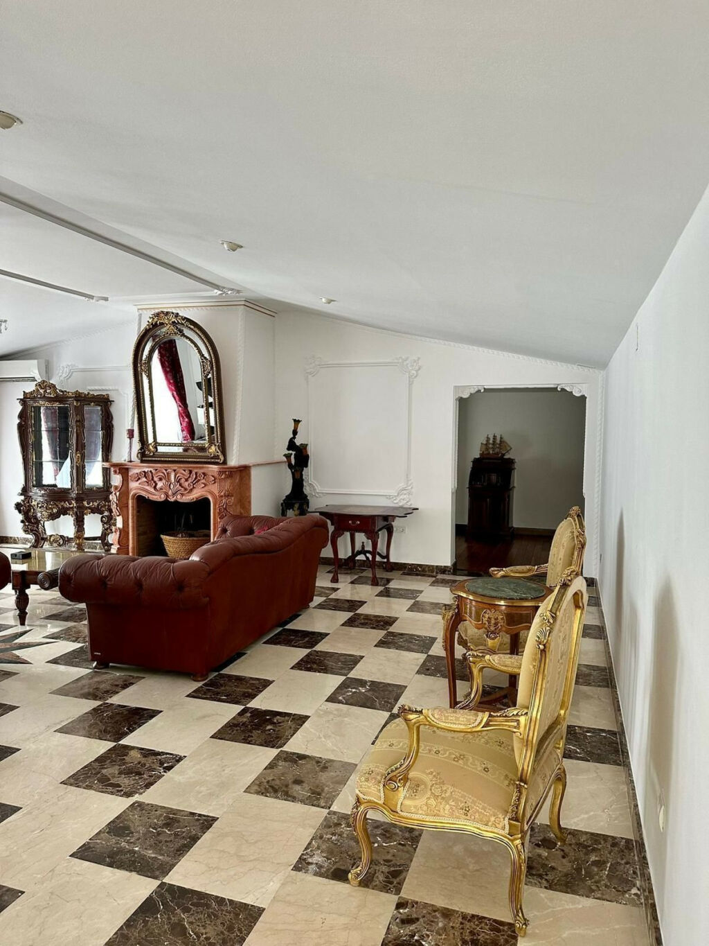 Detached Villa Estepona Málaga - image 11