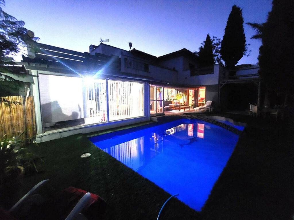Detached Villa Estepona Málaga - image 12