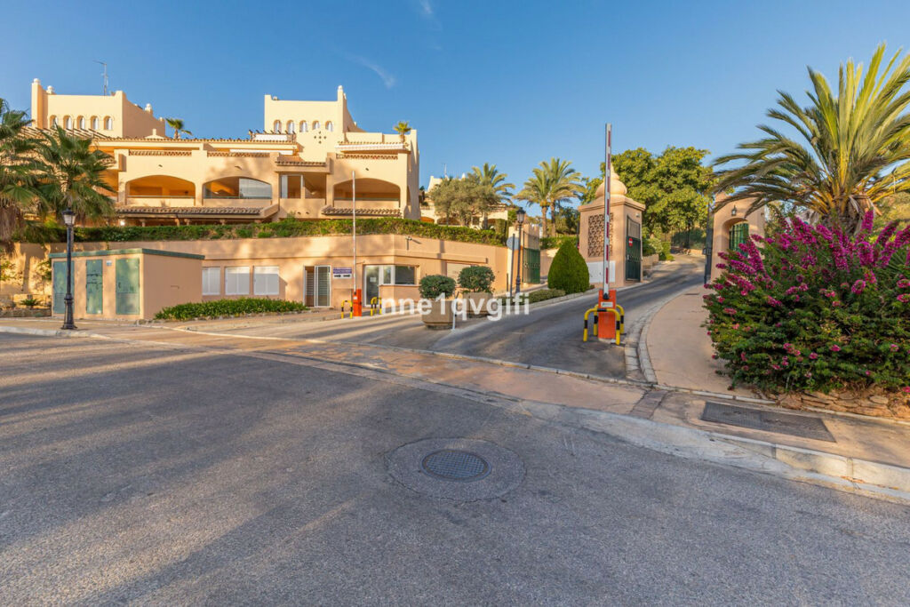 Middle Floor Apartment Elviria Málaga - image 11
