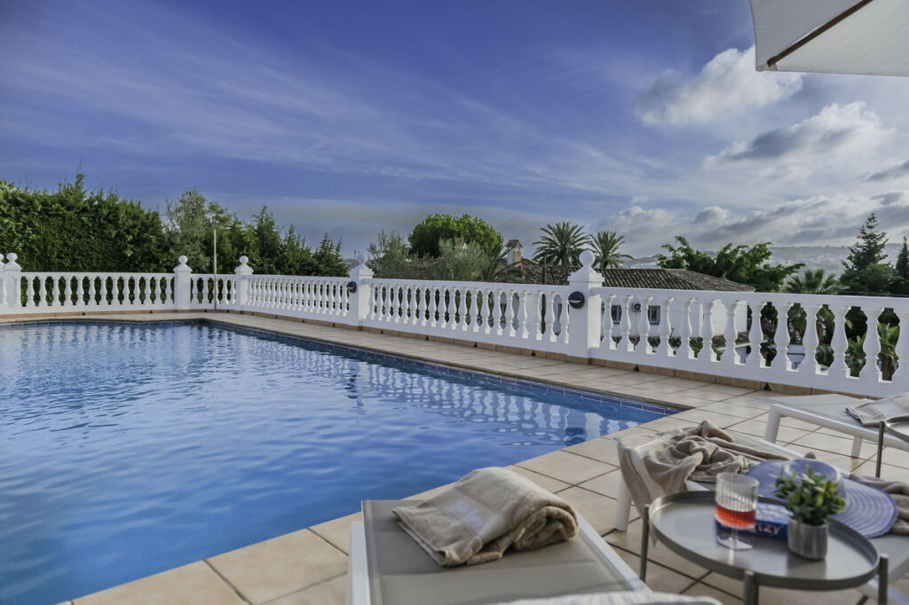 Detached Villa Sierrezuela Málaga - image 12