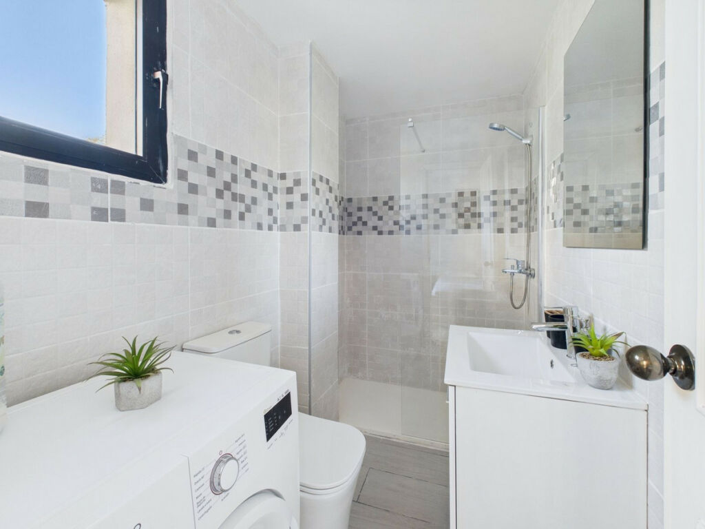 Middle Floor Apartment Estepona Málaga - image 12