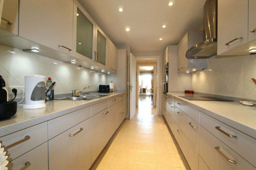 Middle Floor Apartment Elviria Málaga - image 14
