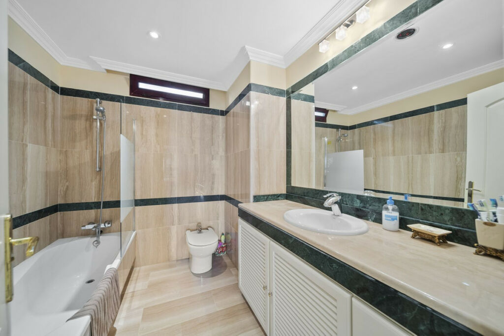 Middle Floor Apartment Benalmadena Málaga - image 14
