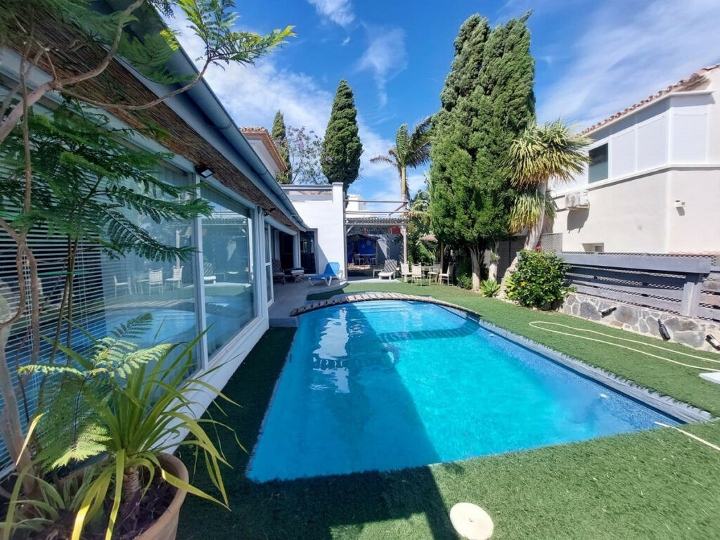 Detached Villa Estepona Málaga - image 15