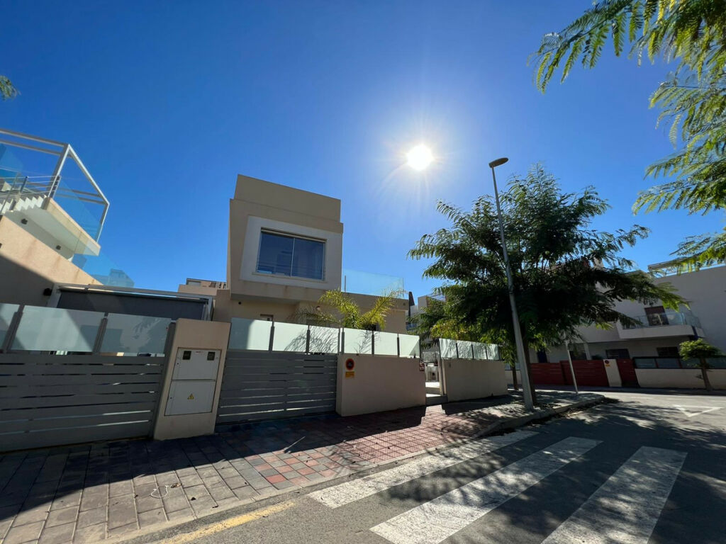 Detached Villa Mil Palmeras Alicante - image 15