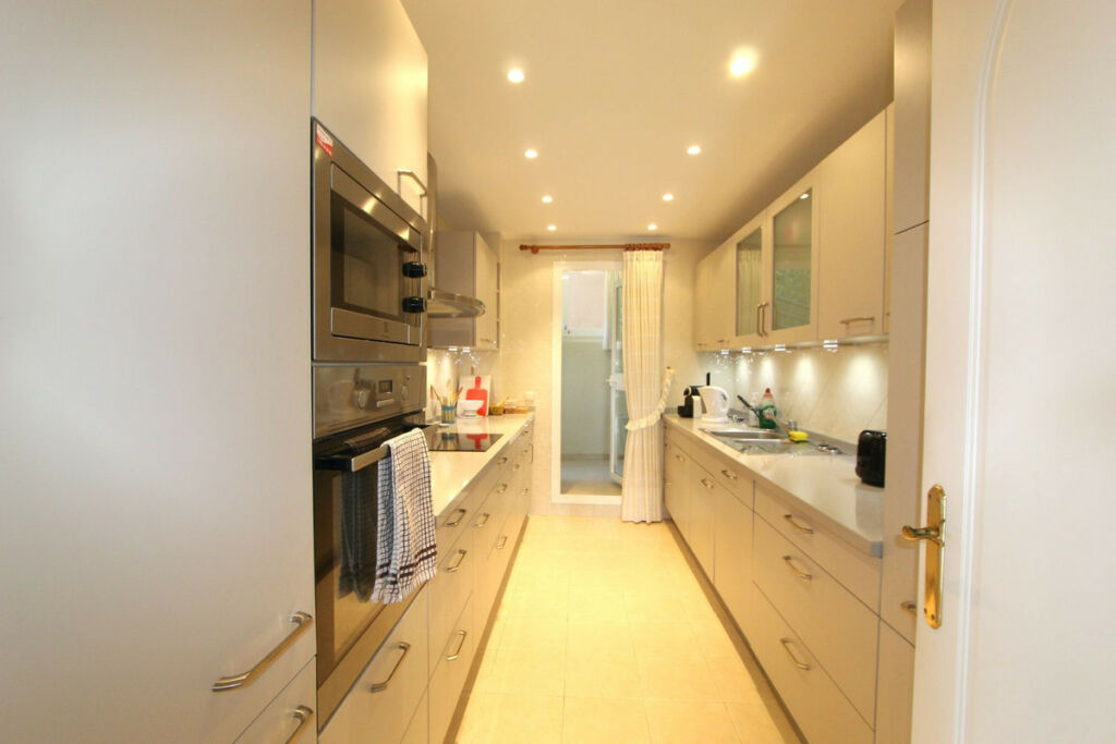Middle Floor Apartment Elviria Málaga - image 15