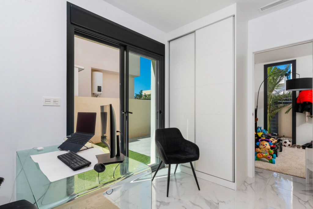 Detached Villa Los Montesinos Alicante - image 15