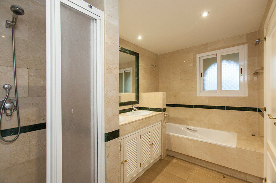 Middle Floor Apartment Elviria Málaga - image 16