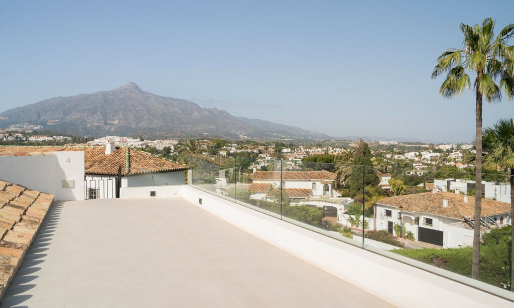 Detached Villa Nueva Andalucía Málaga - image 16