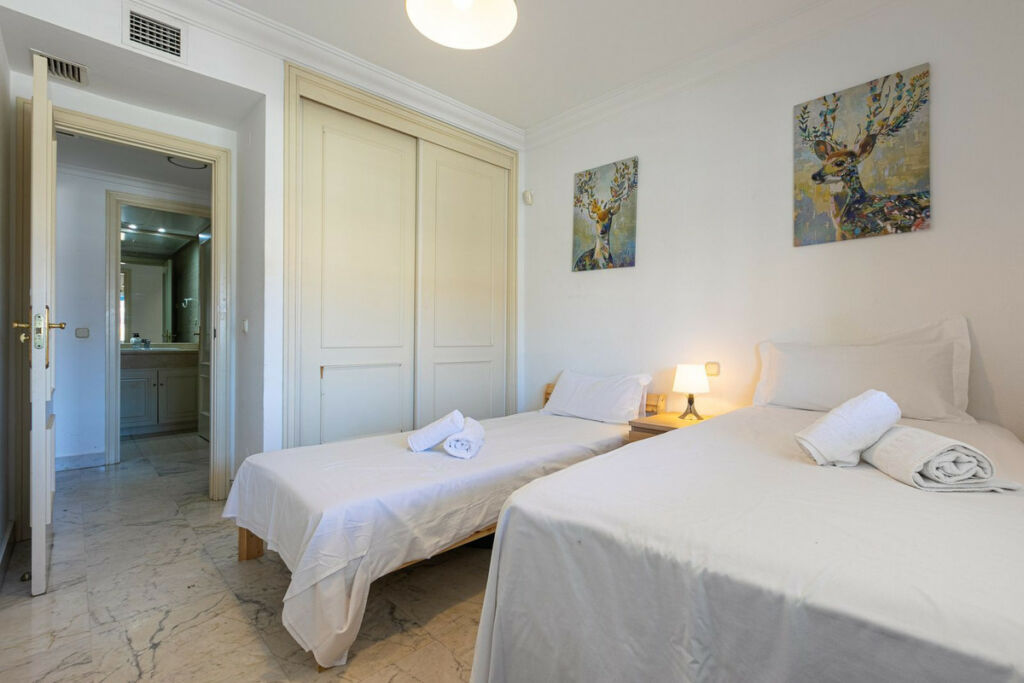Middle Floor Apartment Puerto Banús Málaga - image 17