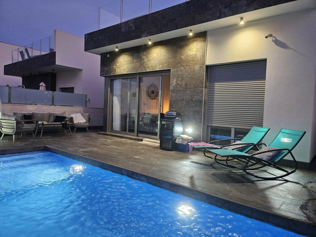 Detached Villa Villamartin Alicante - image 2