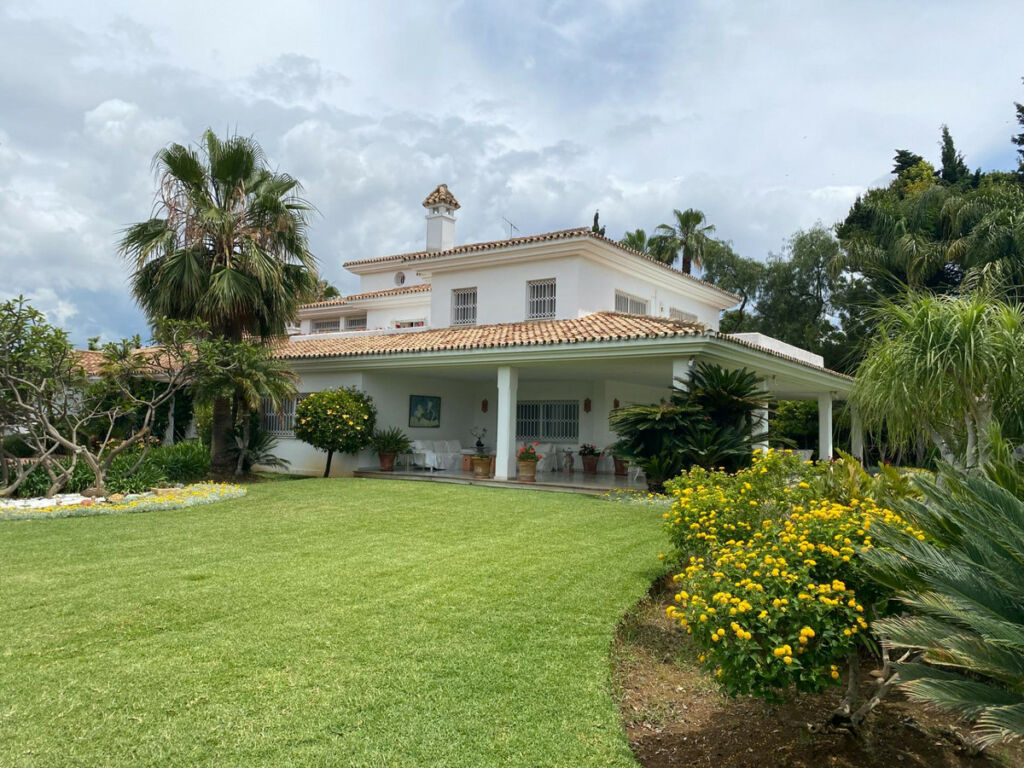 Detached Villa Guadalmina Baja Málaga - image 2