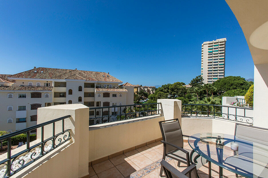 Middle Floor Apartment Elviria Málaga - image 2