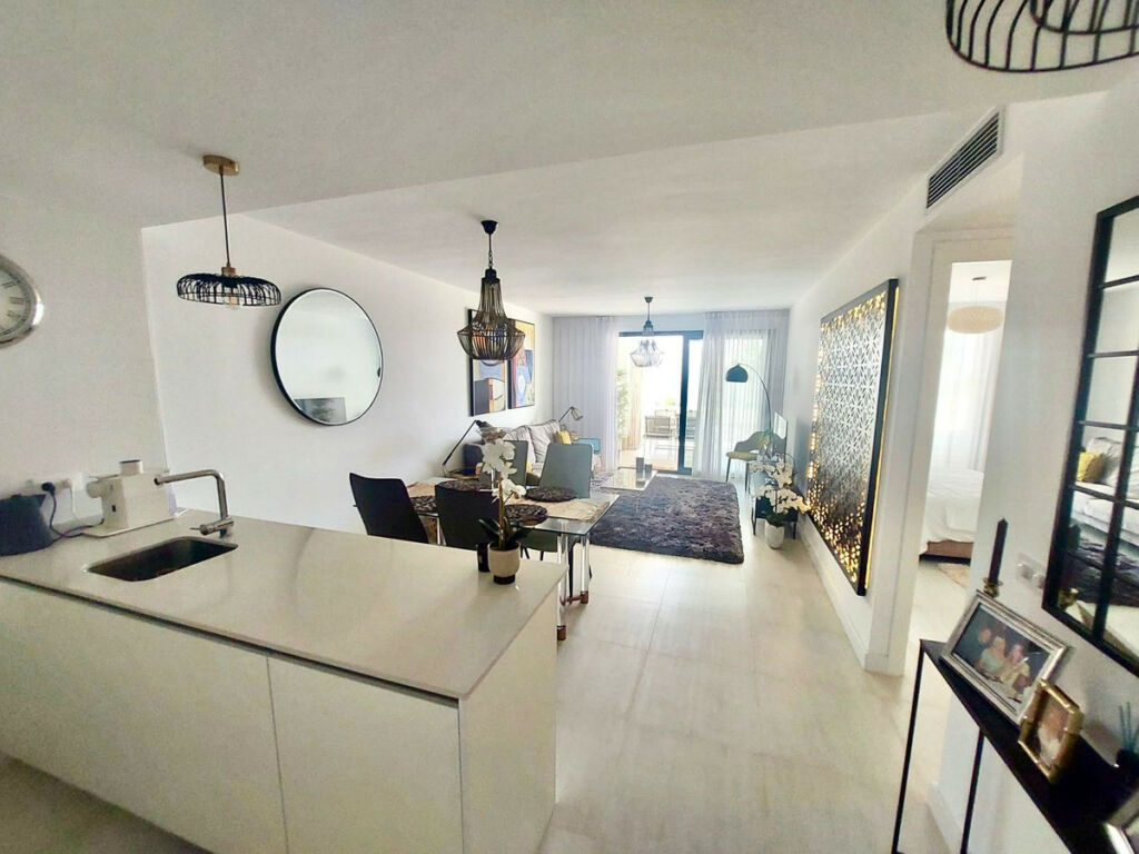 Middle Floor Apartment Estepona Málaga - image 2