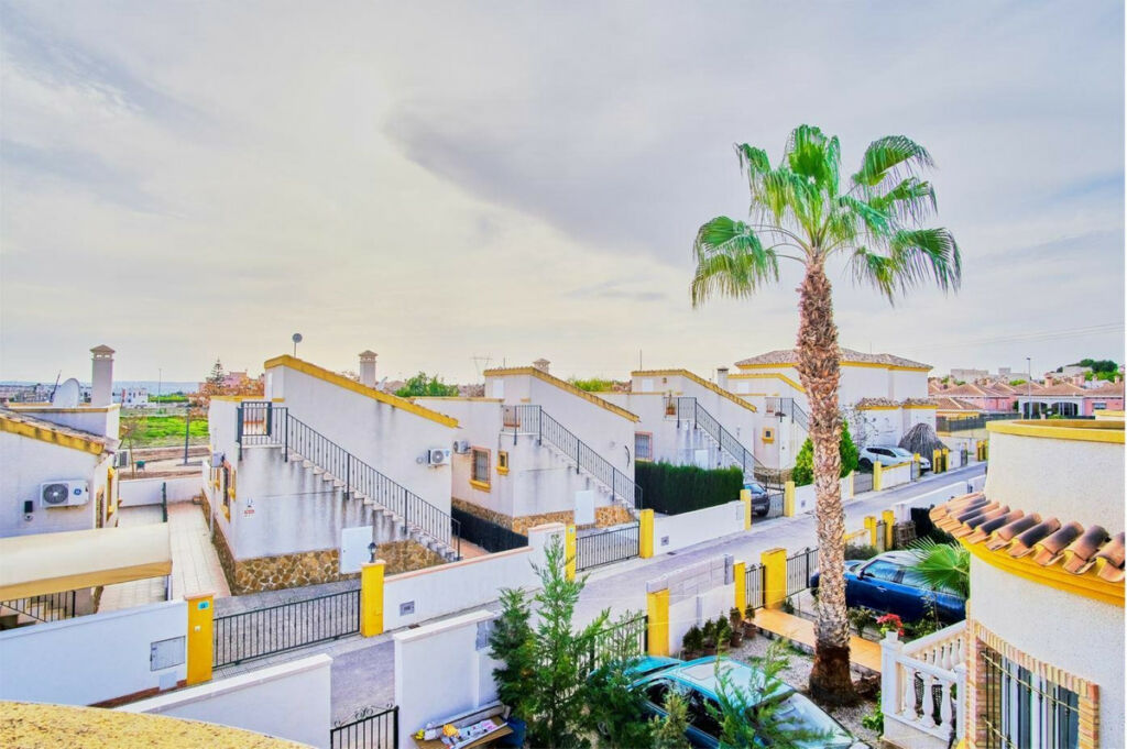 Detached Villa Los Montesinos Alicante - image 2