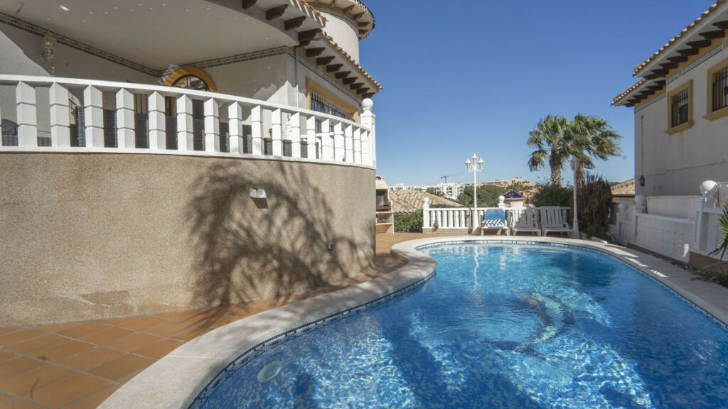 Detached Villa Villamartin Alicante - image 2