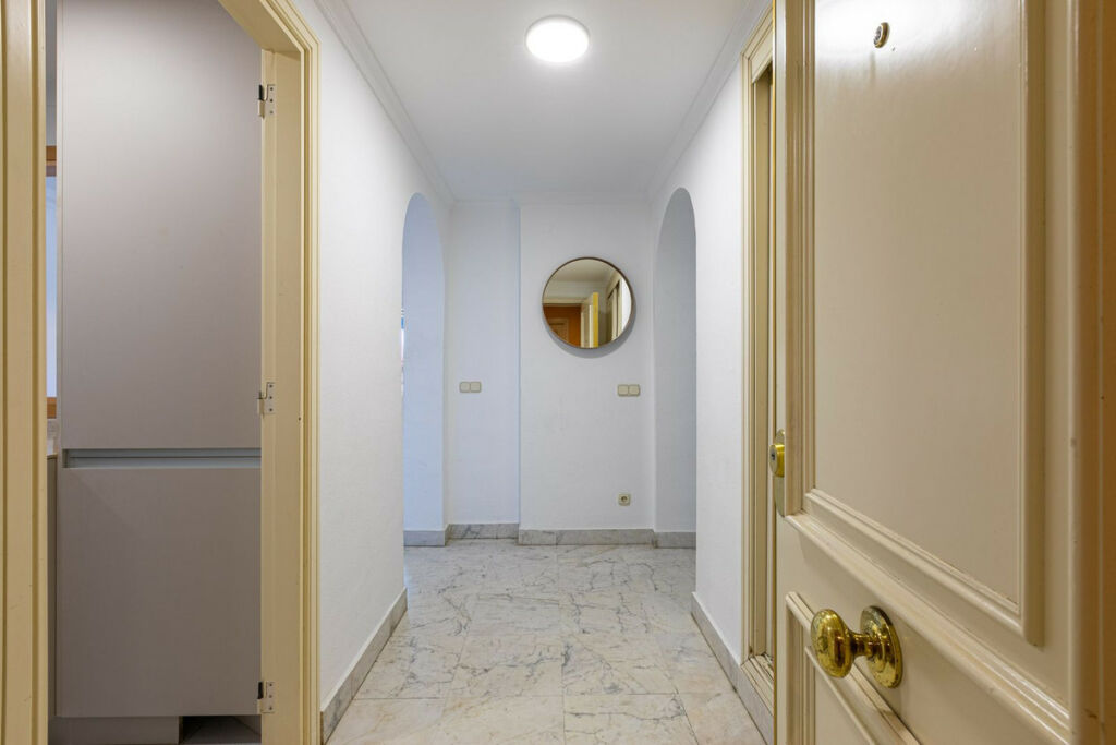 Middle Floor Apartment Puerto Banús Málaga - image 2