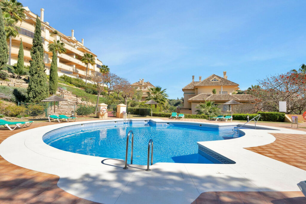 Middle Floor Apartment Elviria Málaga - image 2