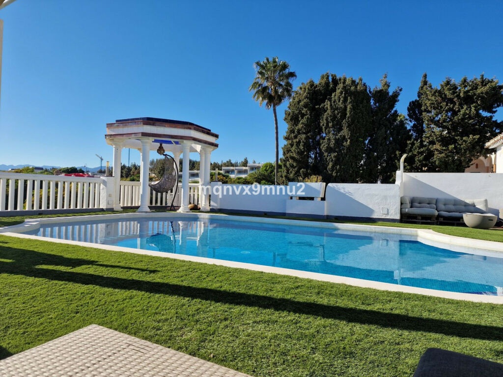 Detached Villa El Chaparral Málaga - image 3