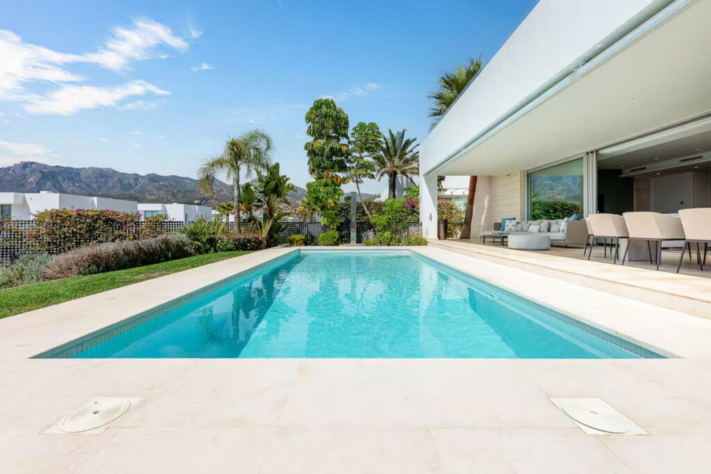Detached Villa Río Real Málaga - image 2