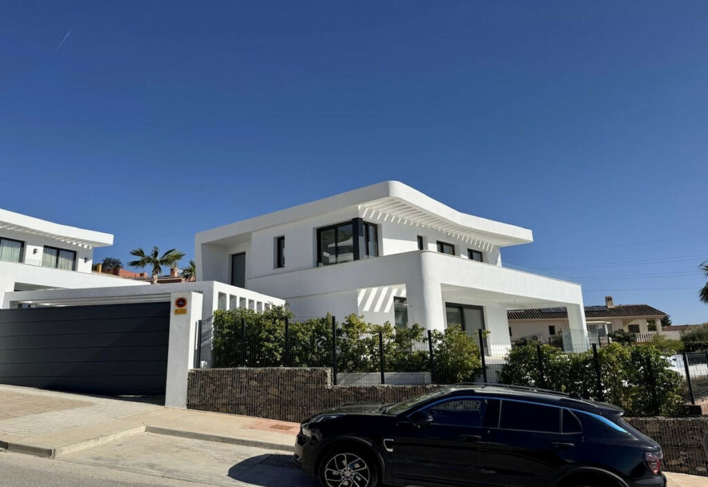 Detached Villa Fuengirola Málaga - image 2