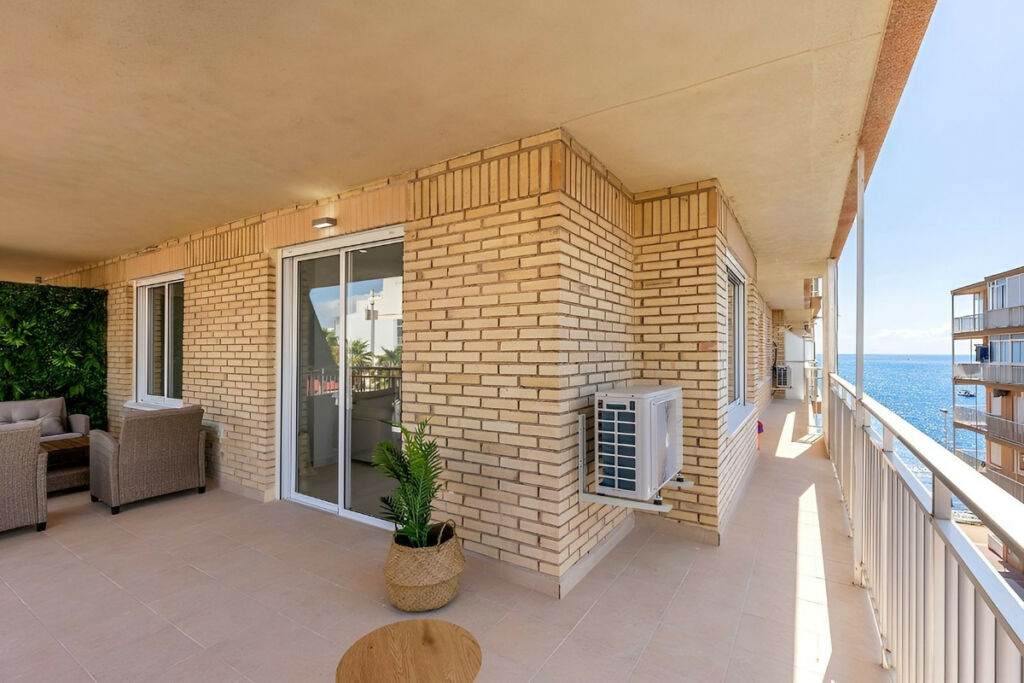 Middle Floor Apartment Torrevieja Alicante - image 2