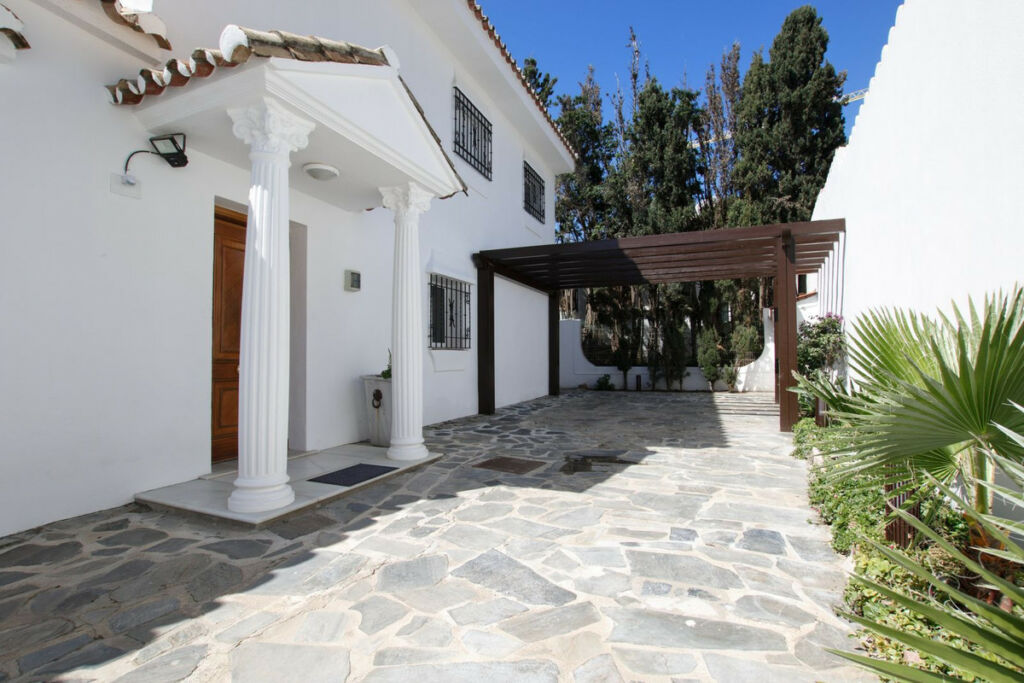 Detached Villa Costabella Málaga - image 2