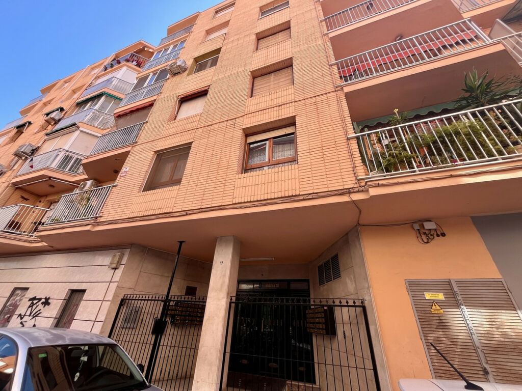 Middle Floor Apartment Torrevieja Alicante - image 2