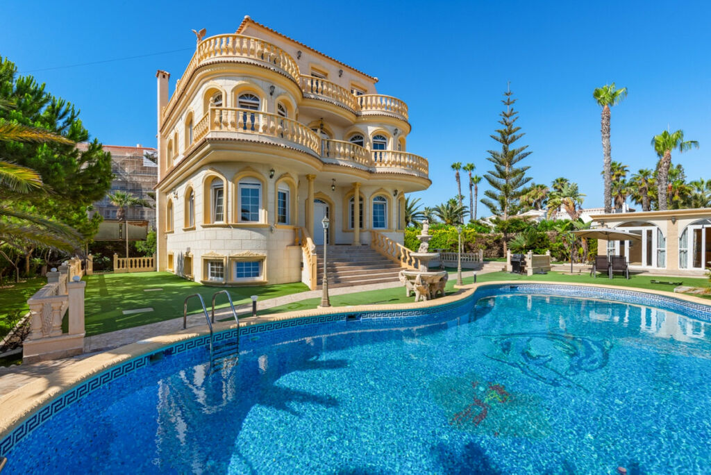 Detached Villa Playa Flamenca Alicante - image 2