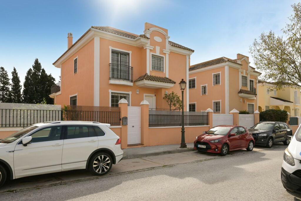 Detached Villa Elviria Málaga - image 13