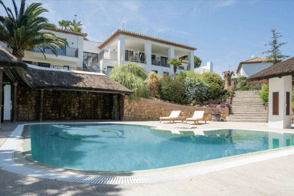 Detached Villa Nueva Andalucía Málaga - image 2