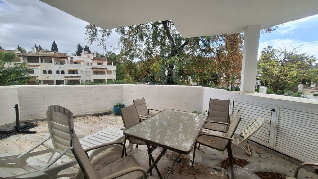 Middle Floor Apartment Elviria Málaga - image 2