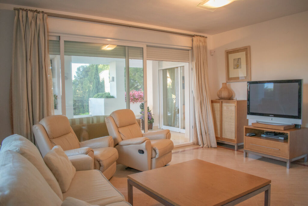 Ground Floor Apartment Río Real Málaga - image 2