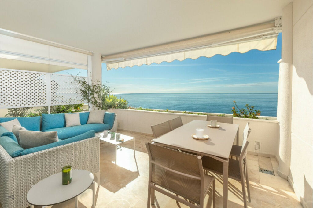 Middle Floor Apartment Estepona Málaga - image 2