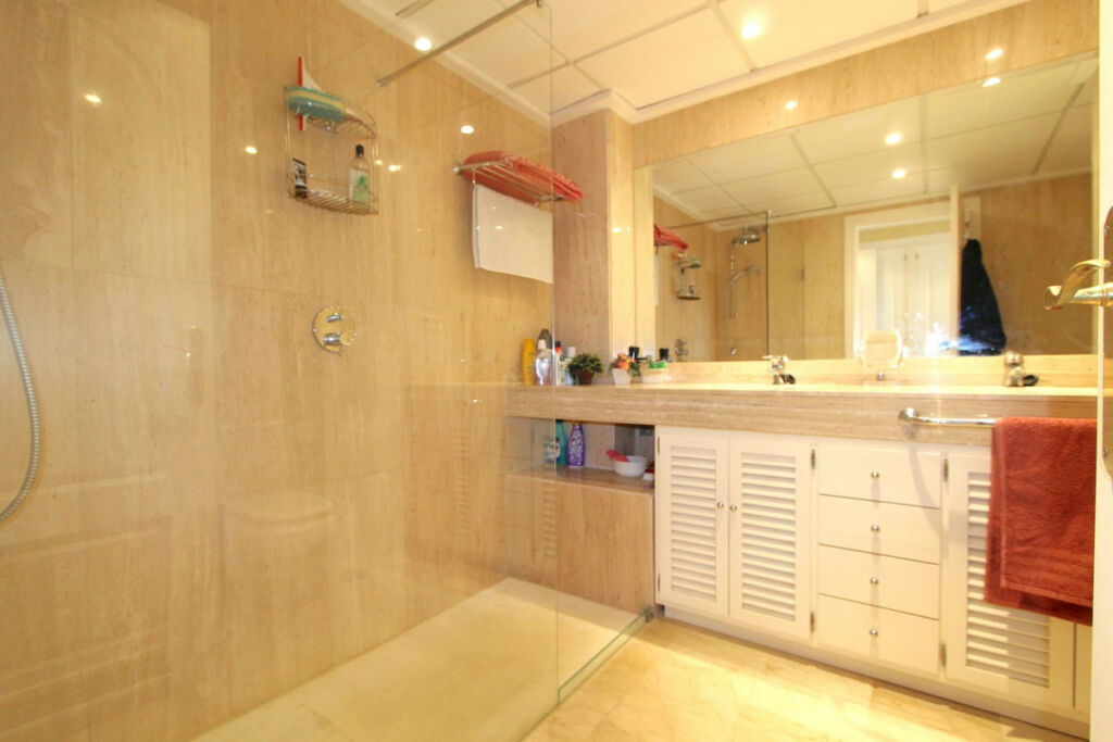 Middle Floor Apartment Elviria Málaga - image 22